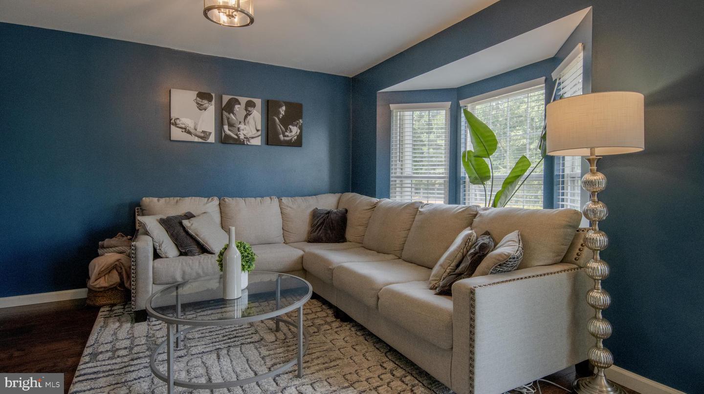 4 Coachlight Dr