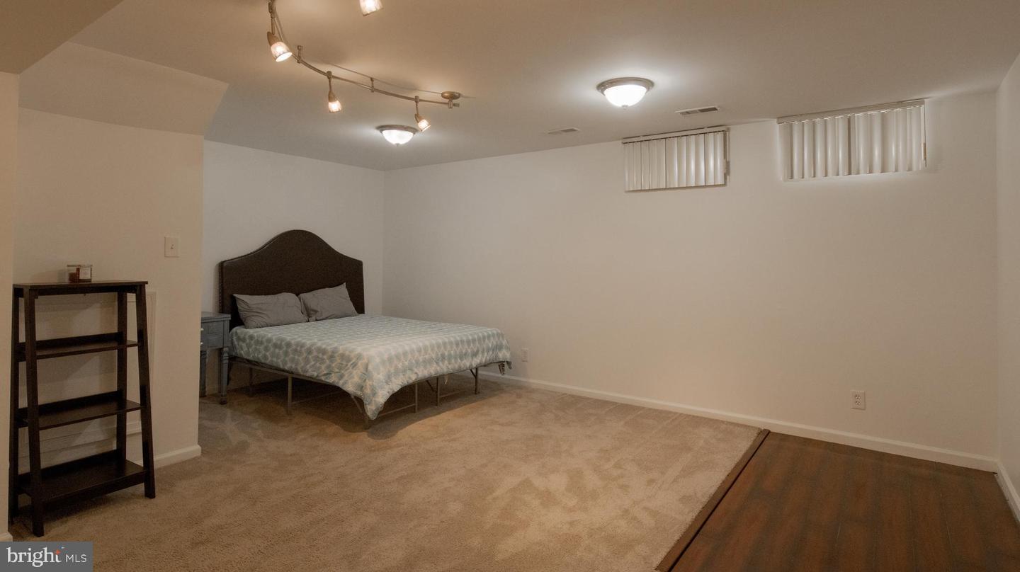 4 Coachlight Dr