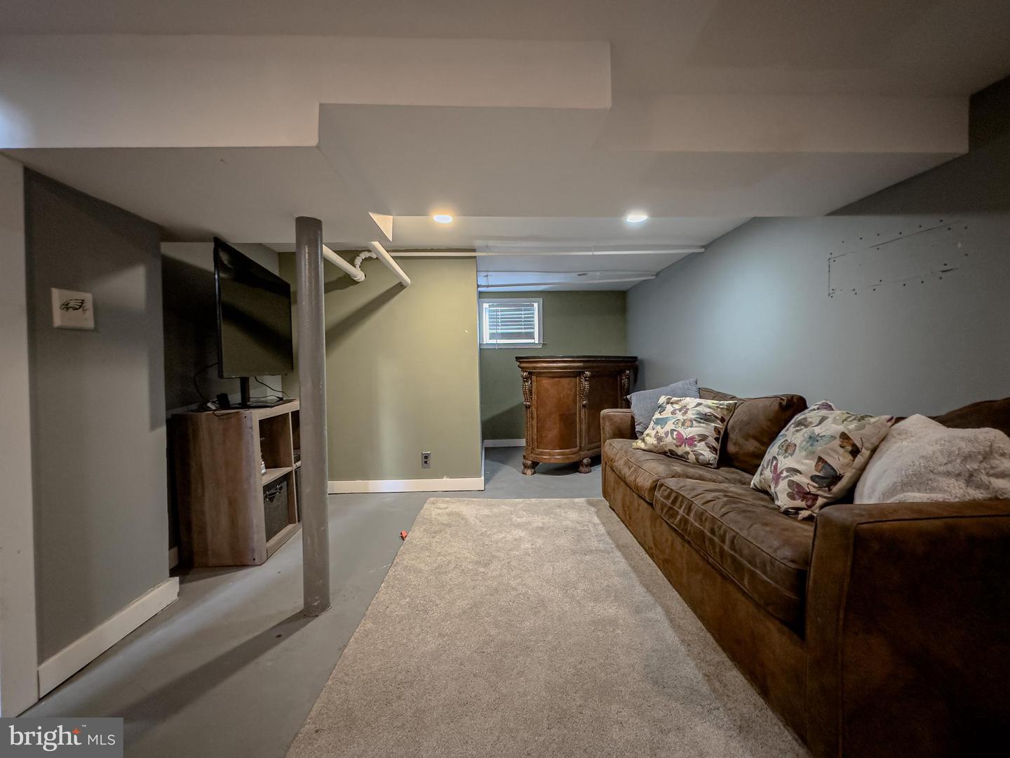 79 Dubois Ave