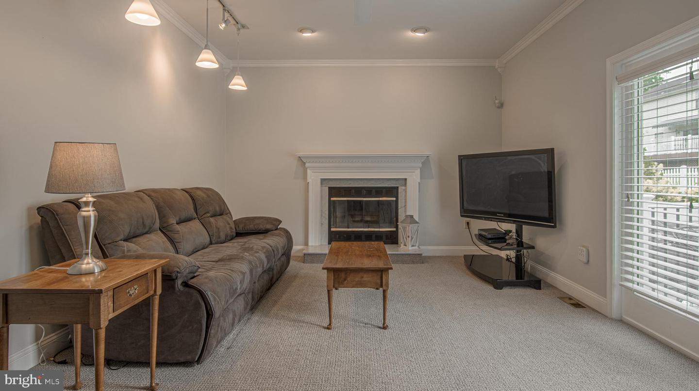 806 Vista Way