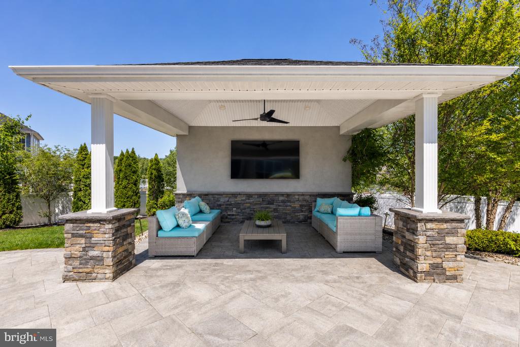 412 GARDENIA DRIVE