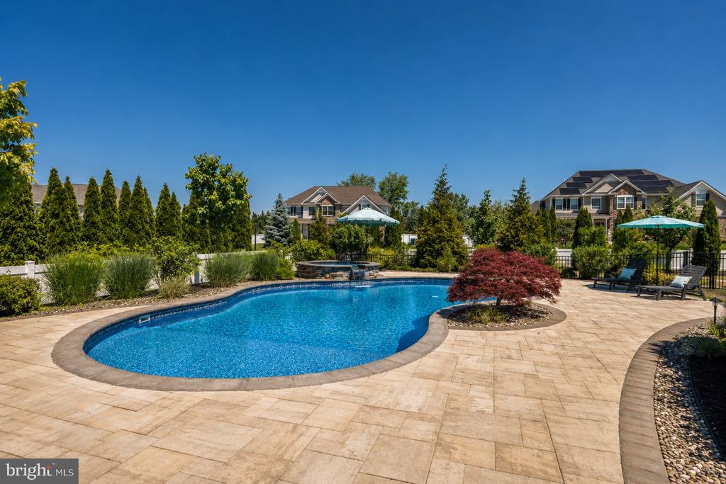 412 GARDENIA DRIVE