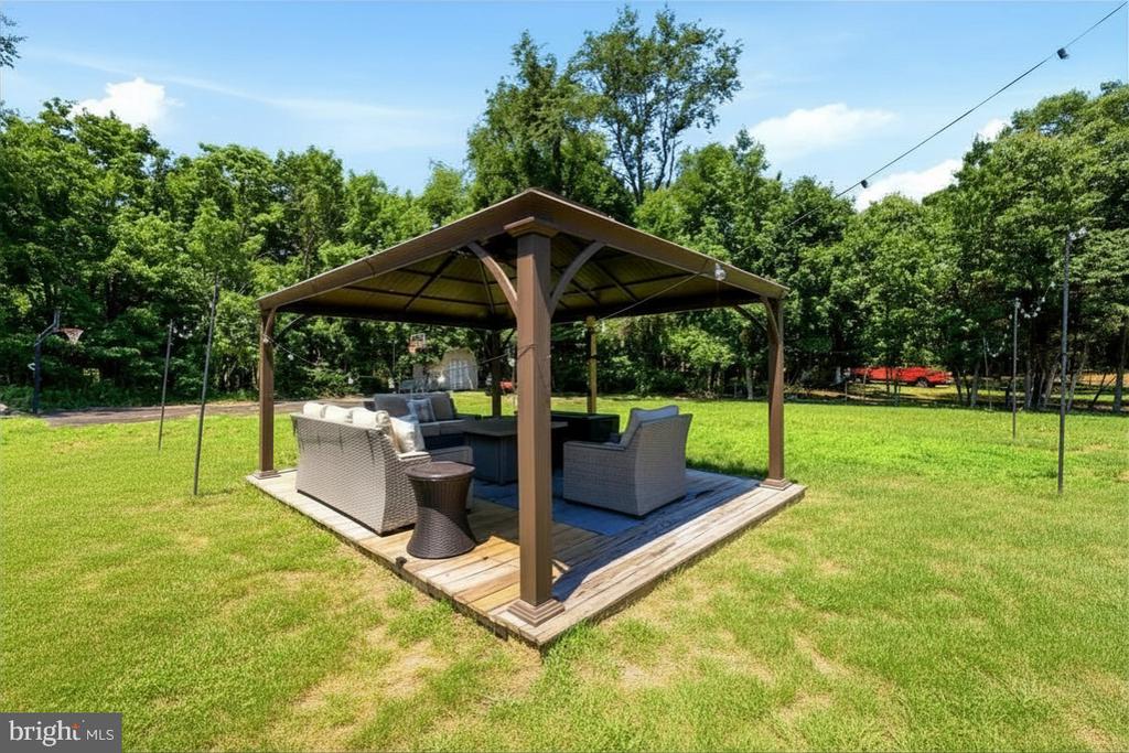 975 LINDSEY DRIVE
