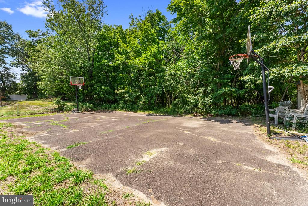 975 LINDSEY DRIVE