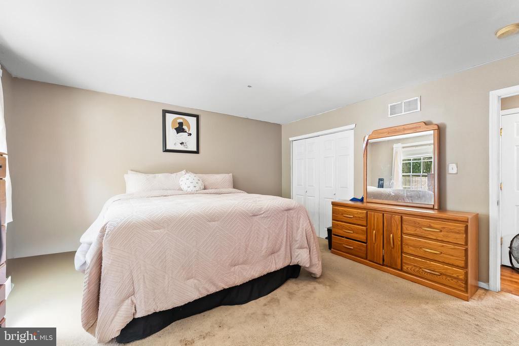 975 LINDSEY DRIVE