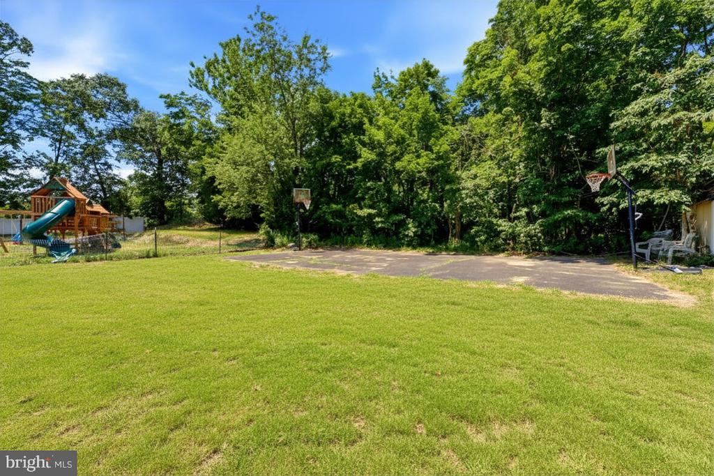 975 LINDSEY DRIVE