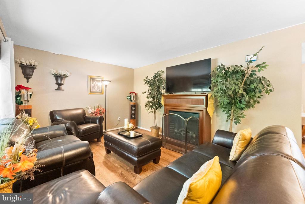 975 LINDSEY DRIVE