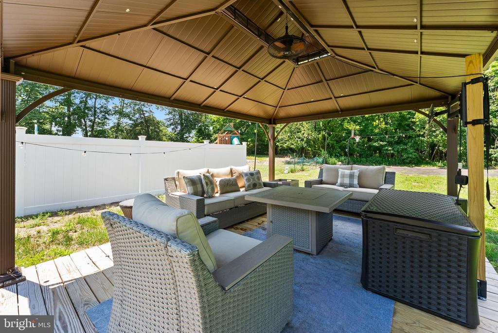 975 LINDSEY DRIVE