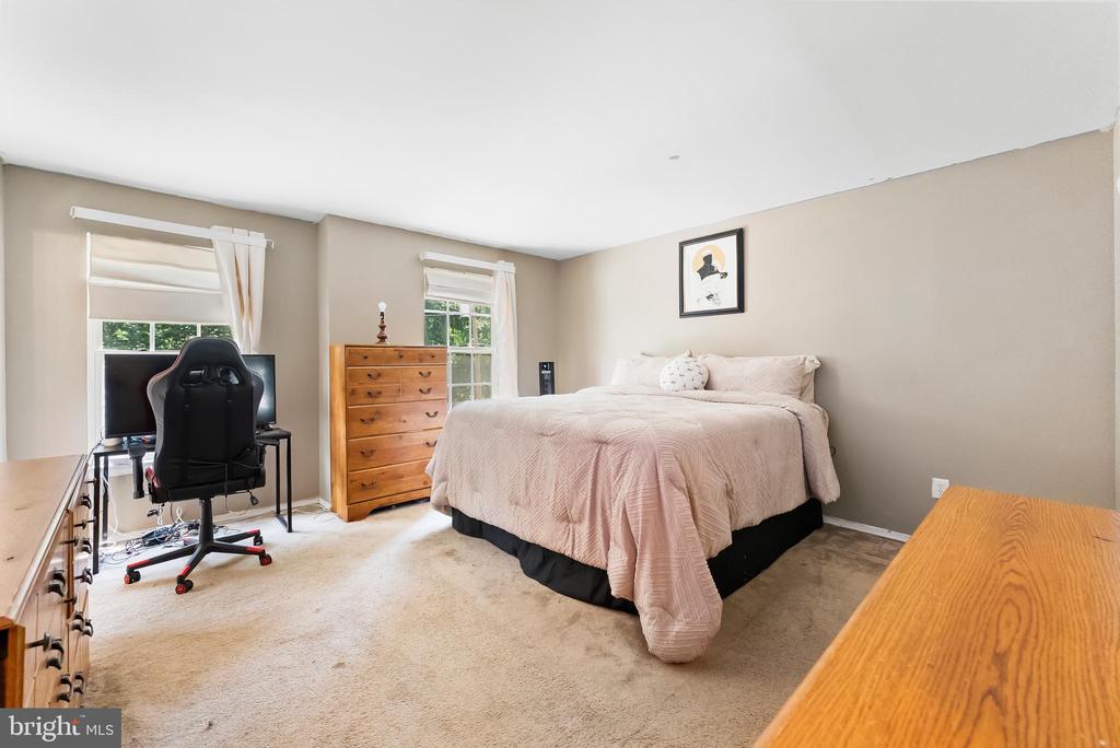 975 LINDSEY DRIVE