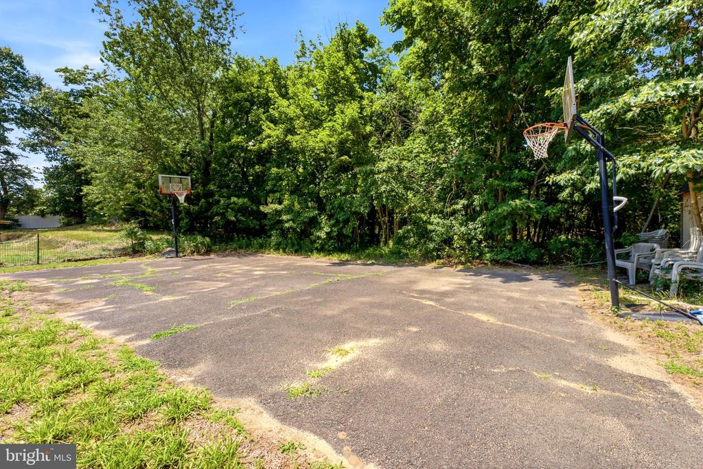 975 LINDSEY DRIVE