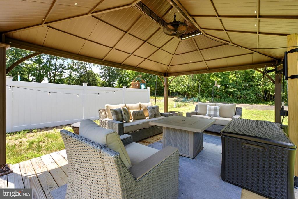 975 LINDSEY DRIVE