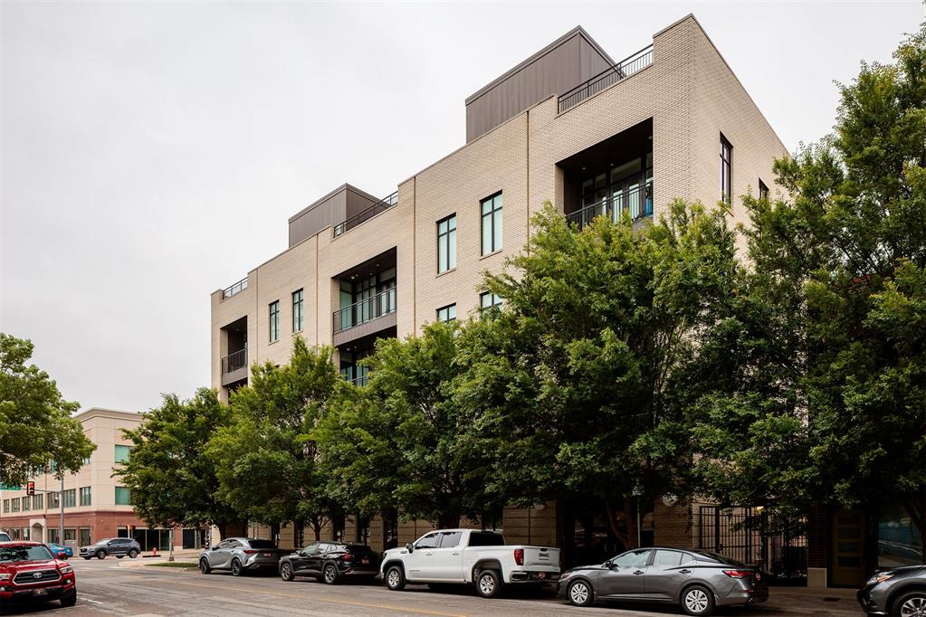 701 N Hudson Avenue Unit: 304