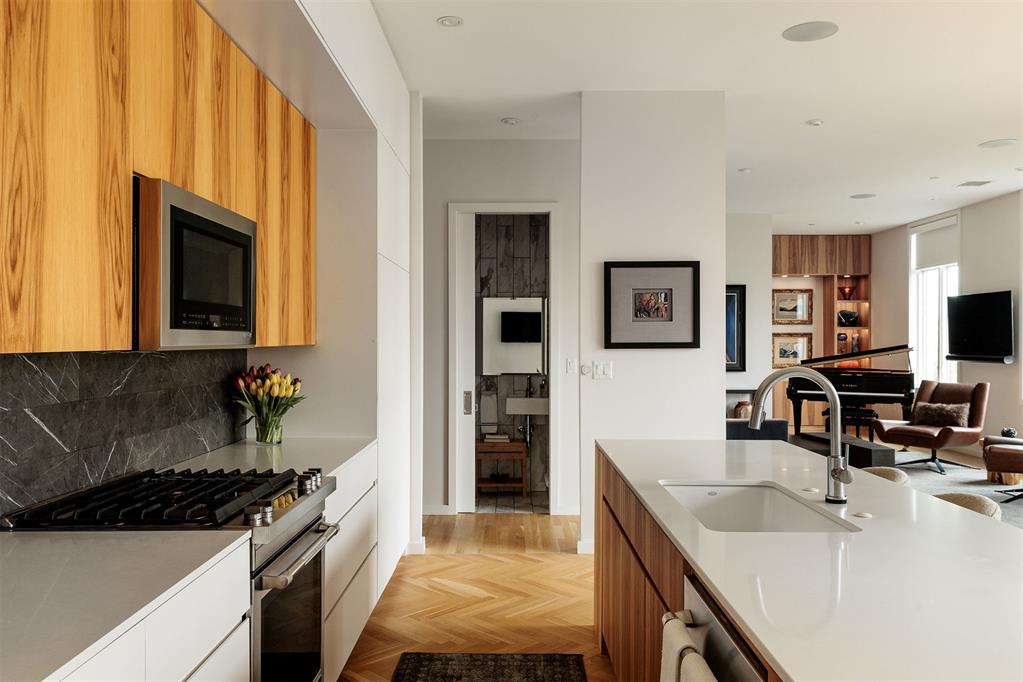 701 N Hudson Avenue Unit: 304