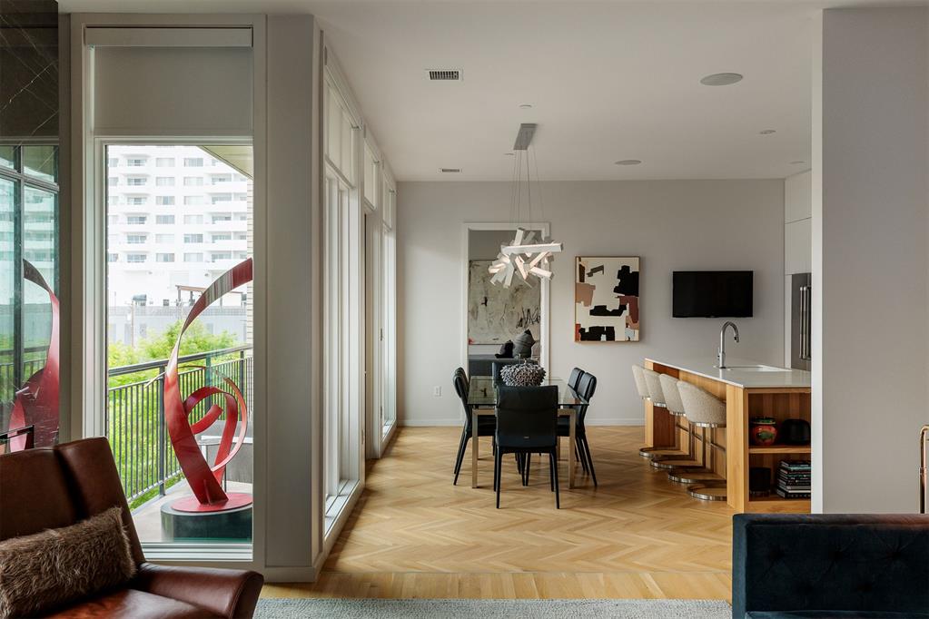 701 N Hudson Avenue Unit: 304