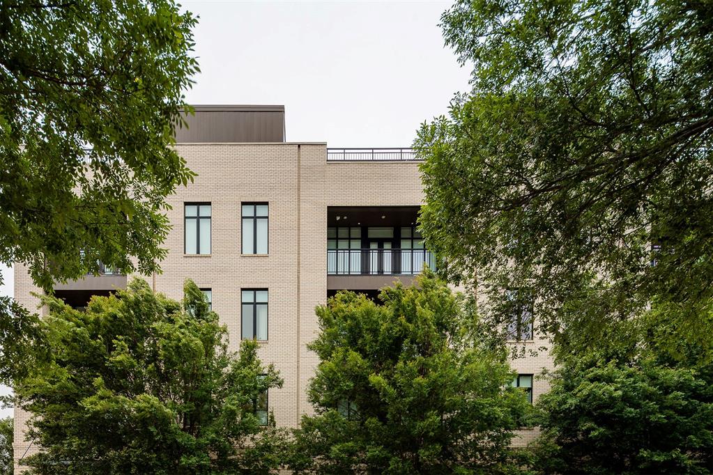 701 N Hudson Avenue Unit: 304