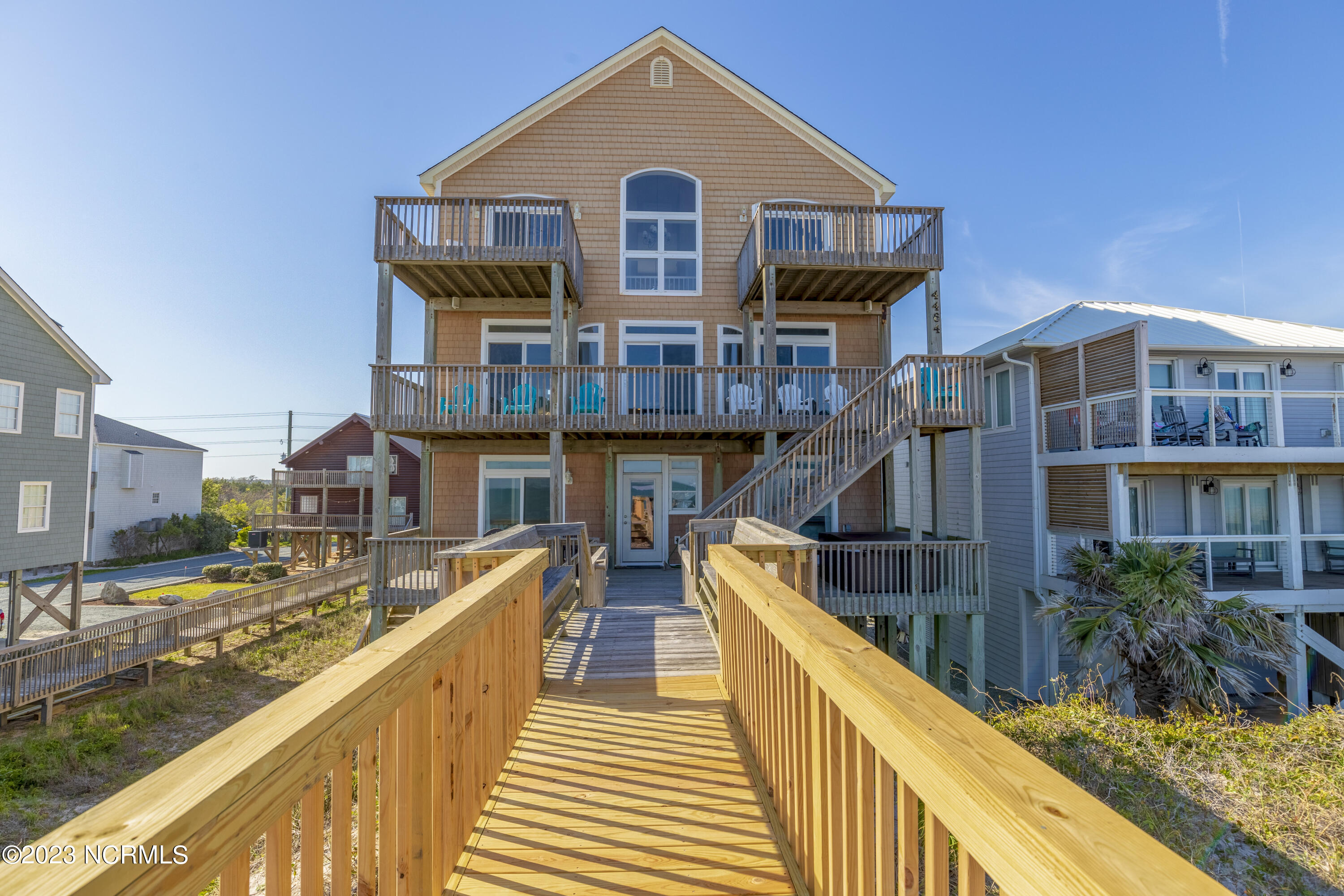 4464/4462 Island Drive