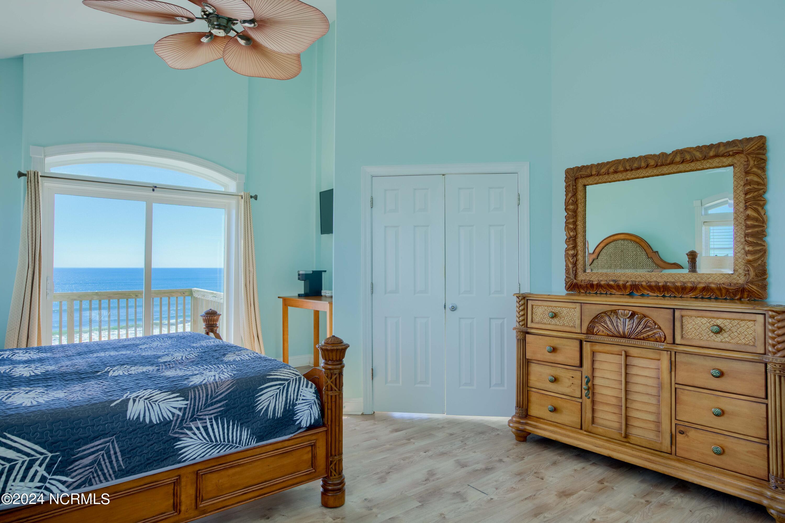 4464/4462 Island Drive