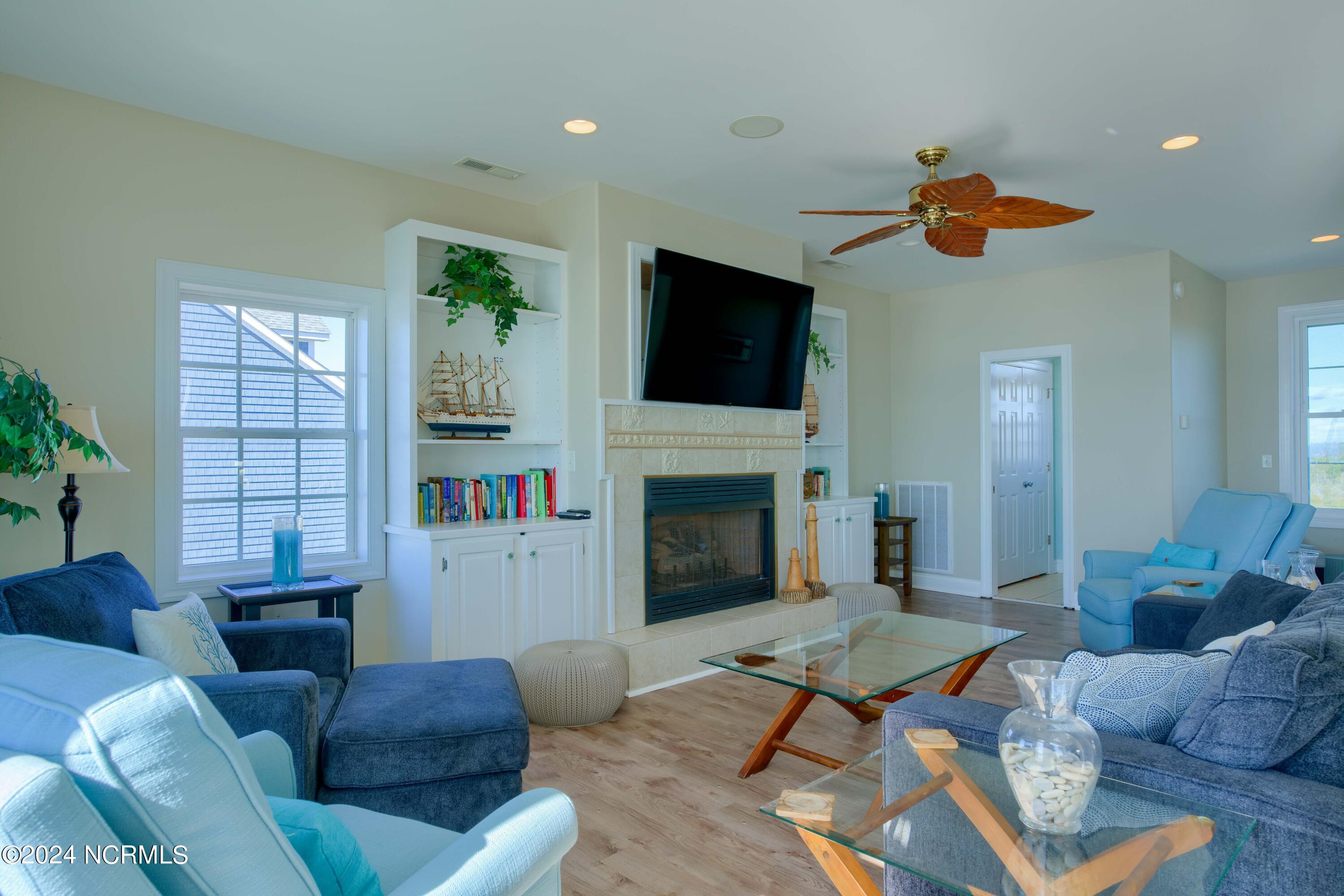 4464/4462 Island Drive