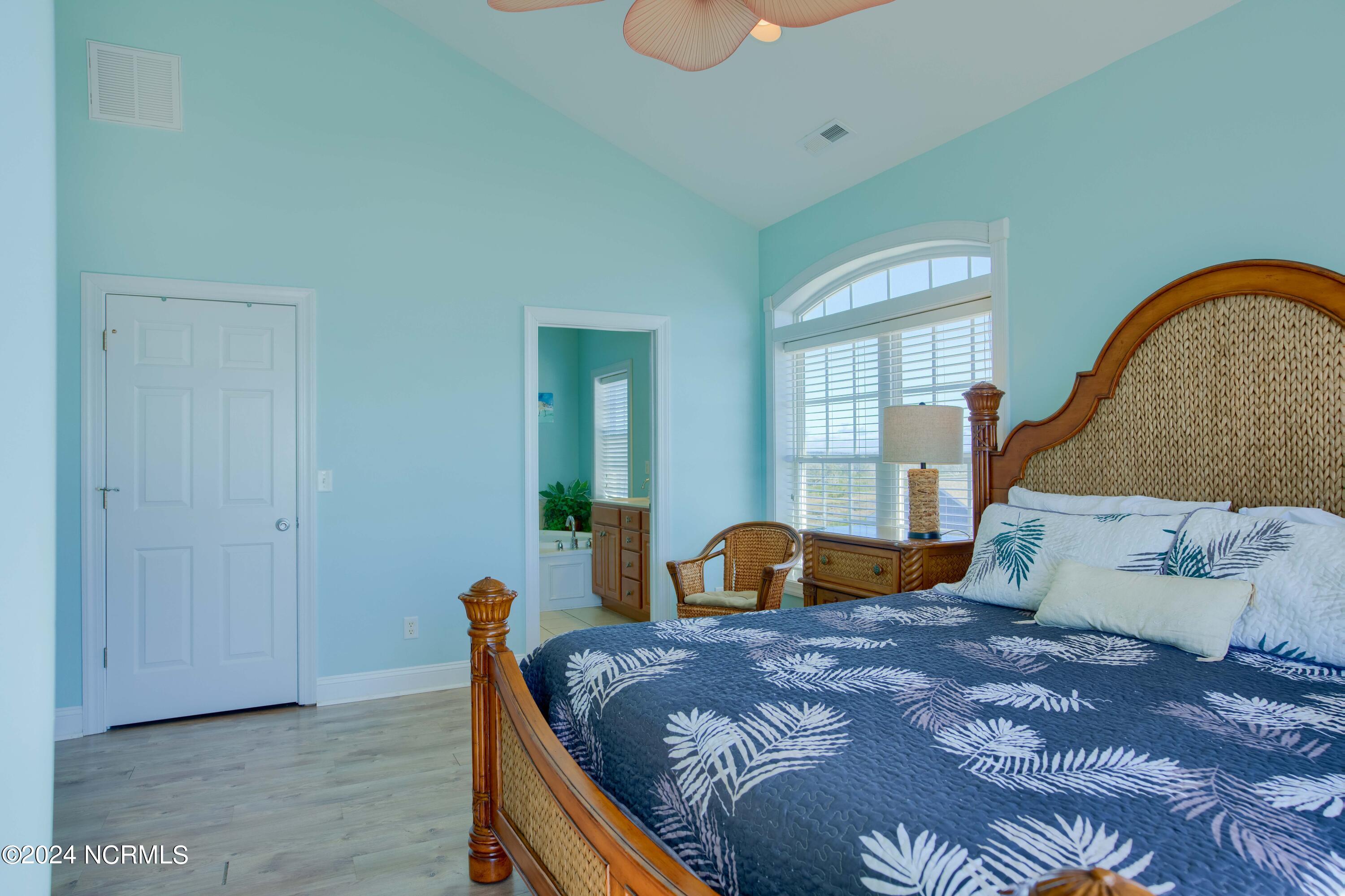 4464/4462 Island Drive