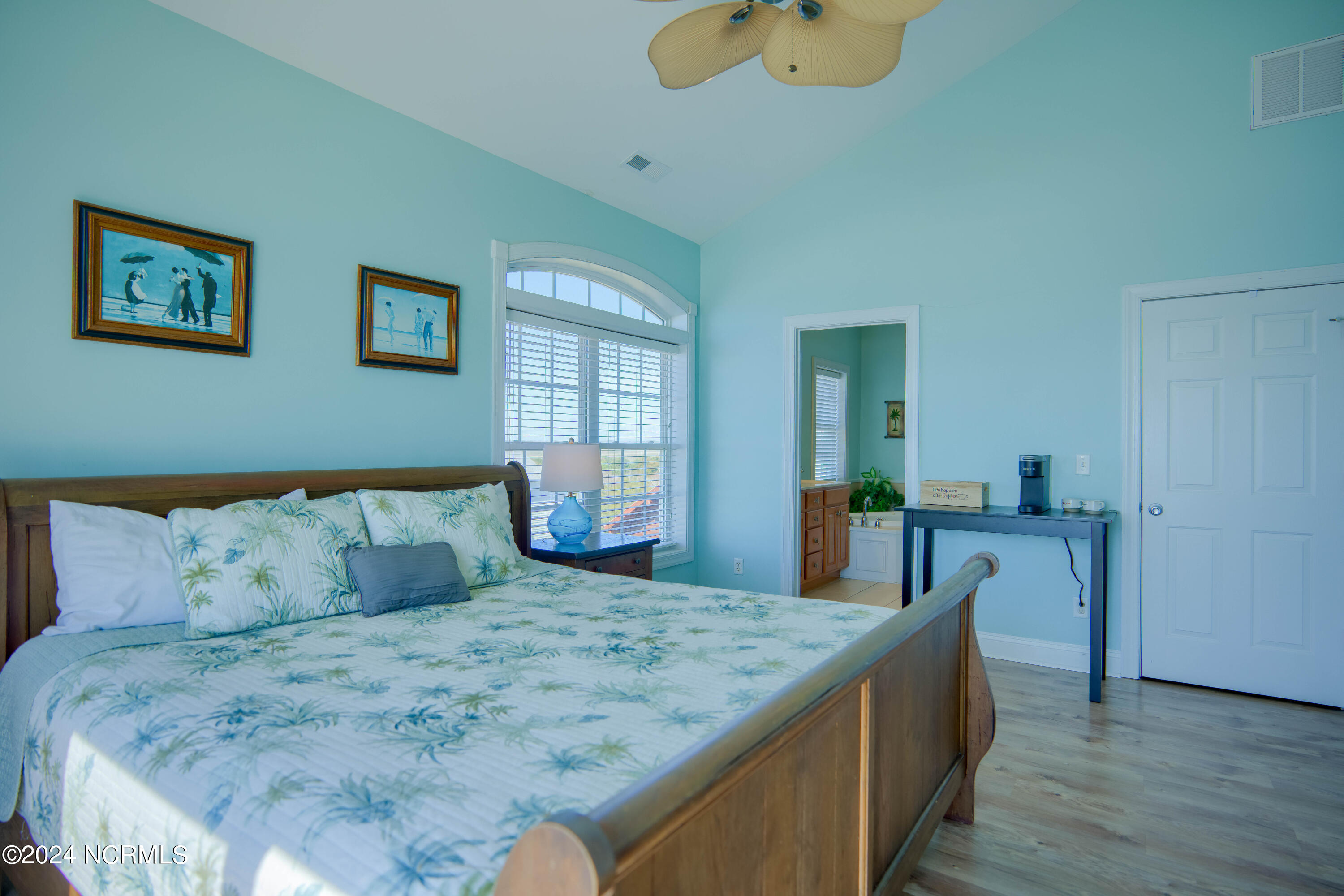 4464/4462 Island Drive