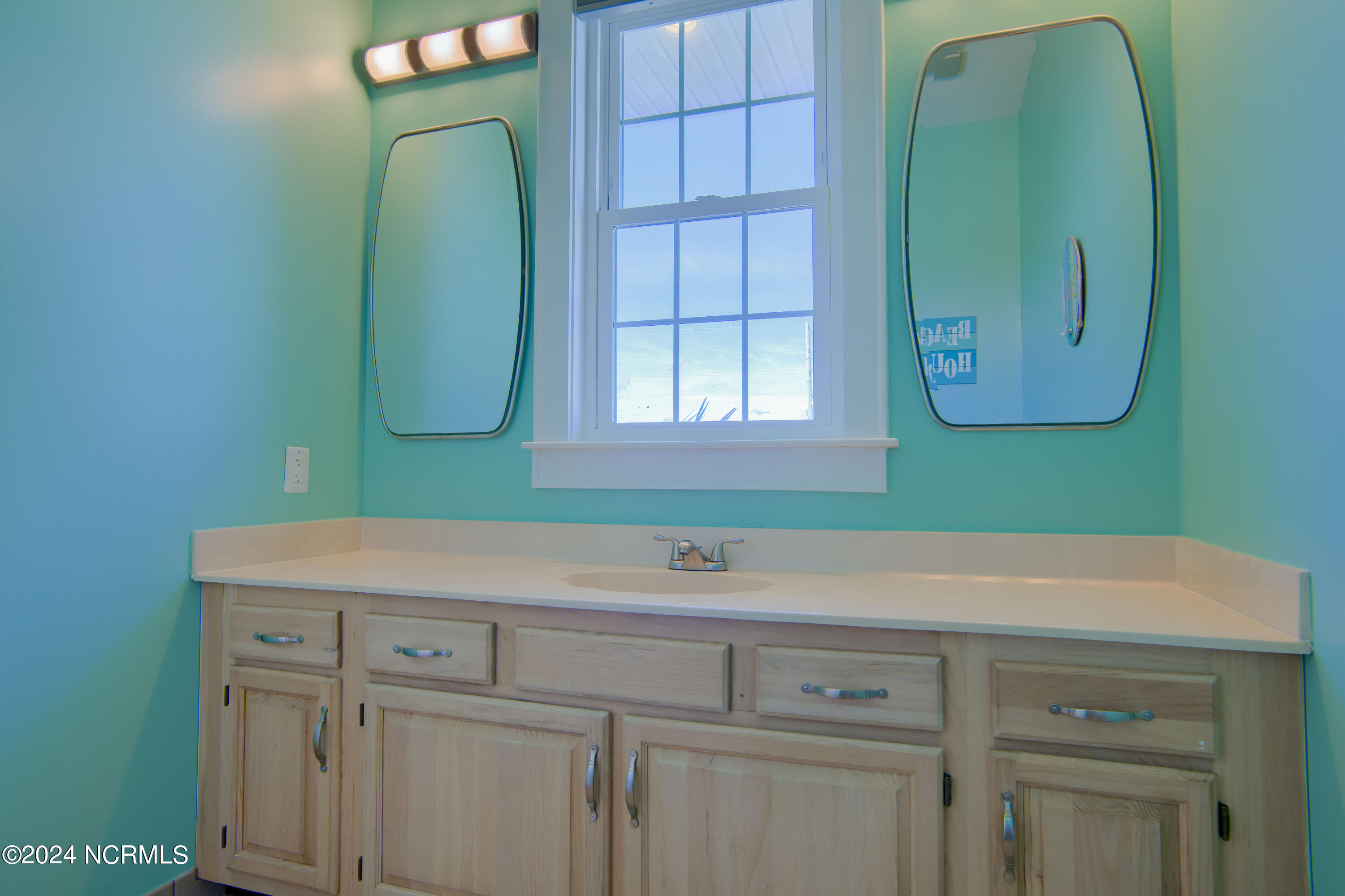 4192-4194 Island Drive