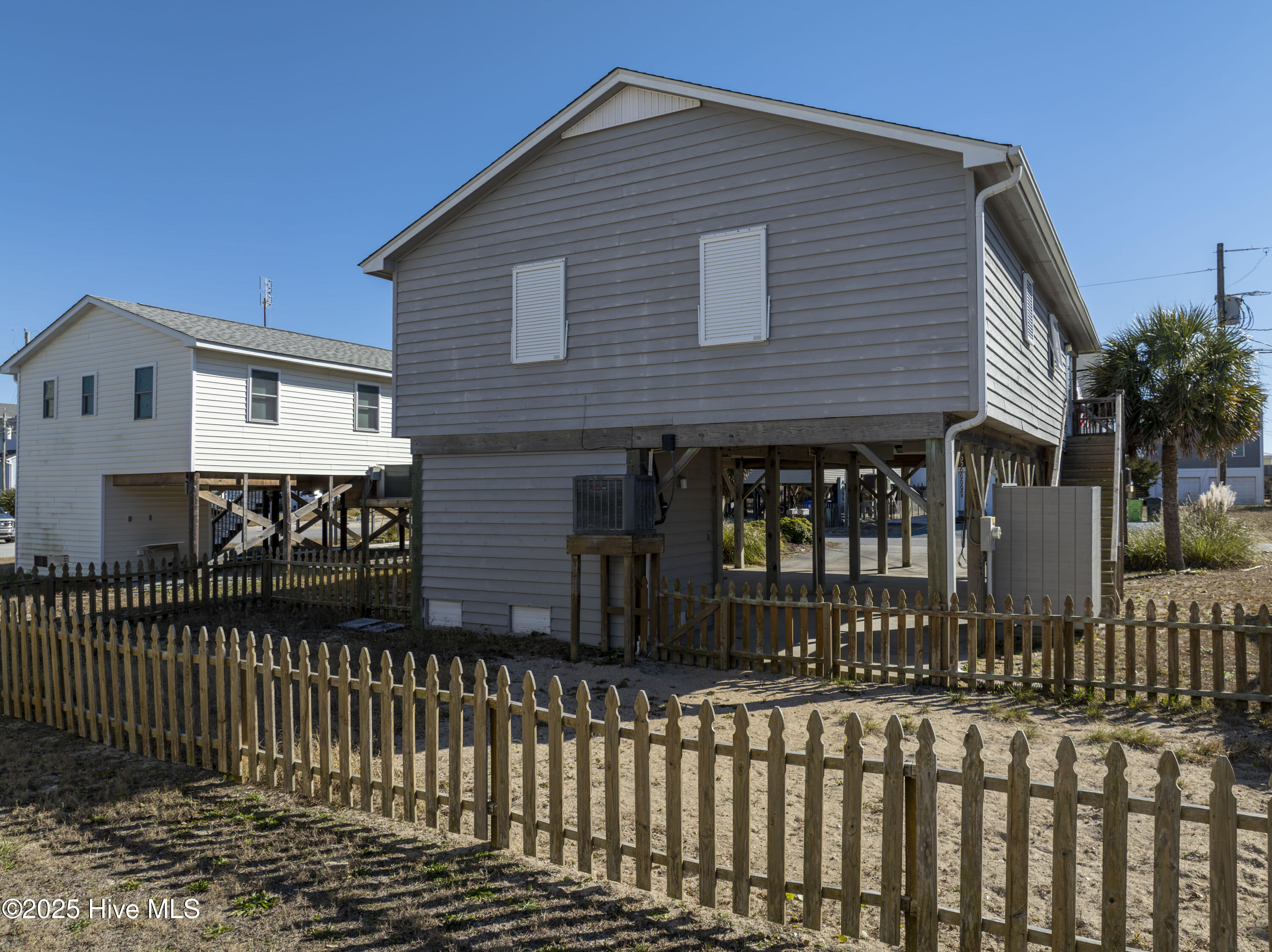 1423 N Topsail Drive