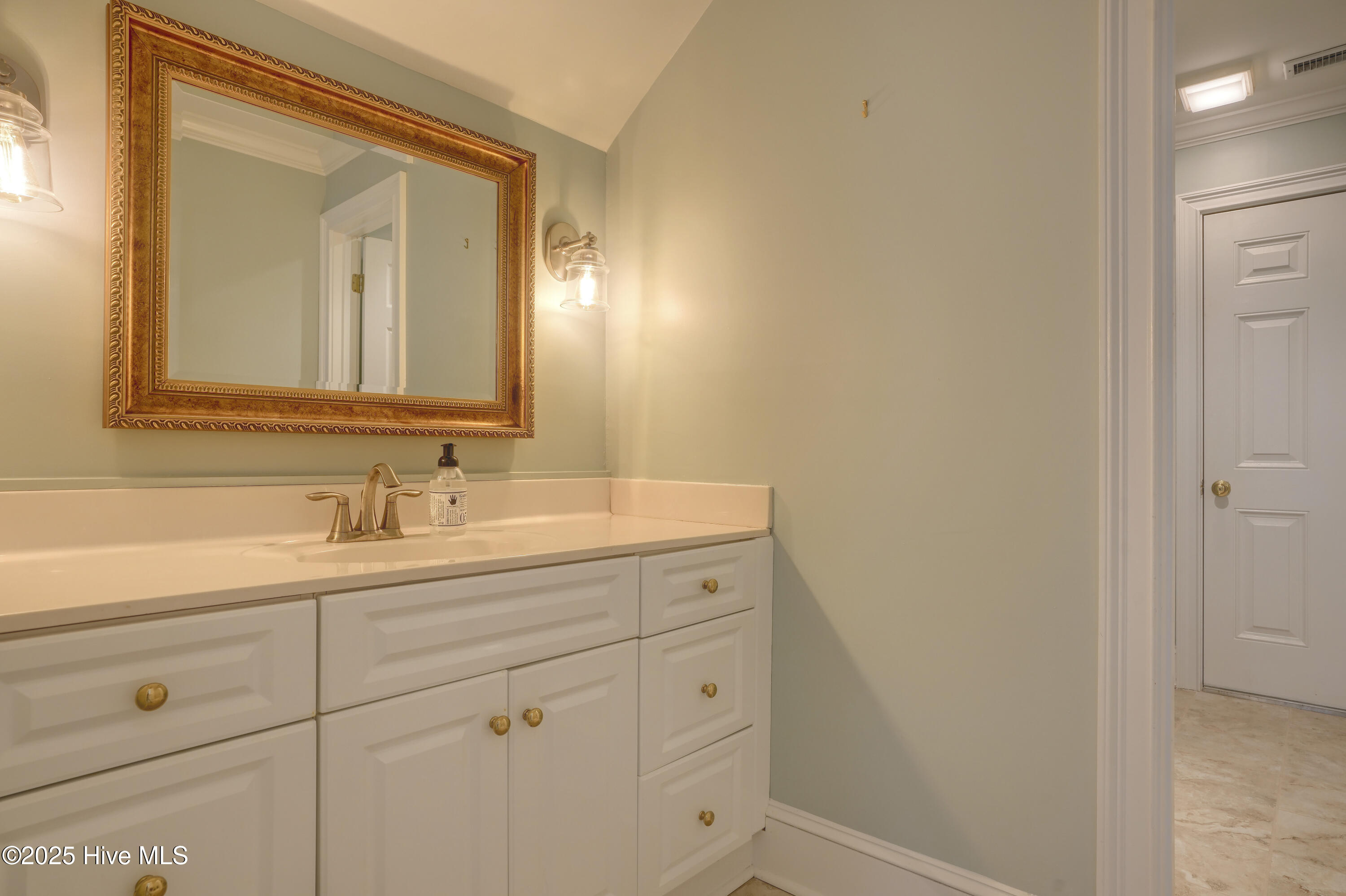 4 Hunter Heath Drive