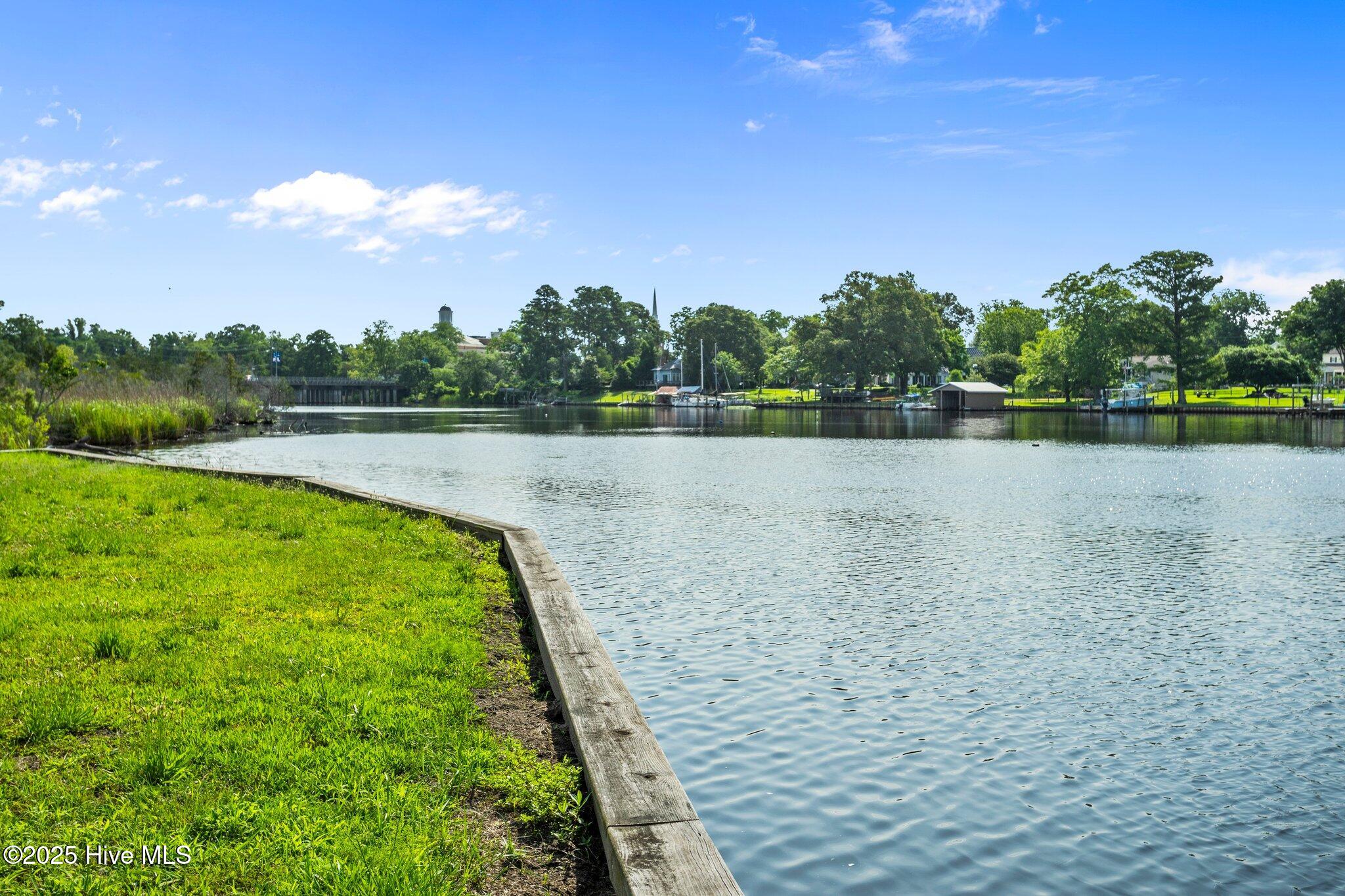 000 Old Bridge Street