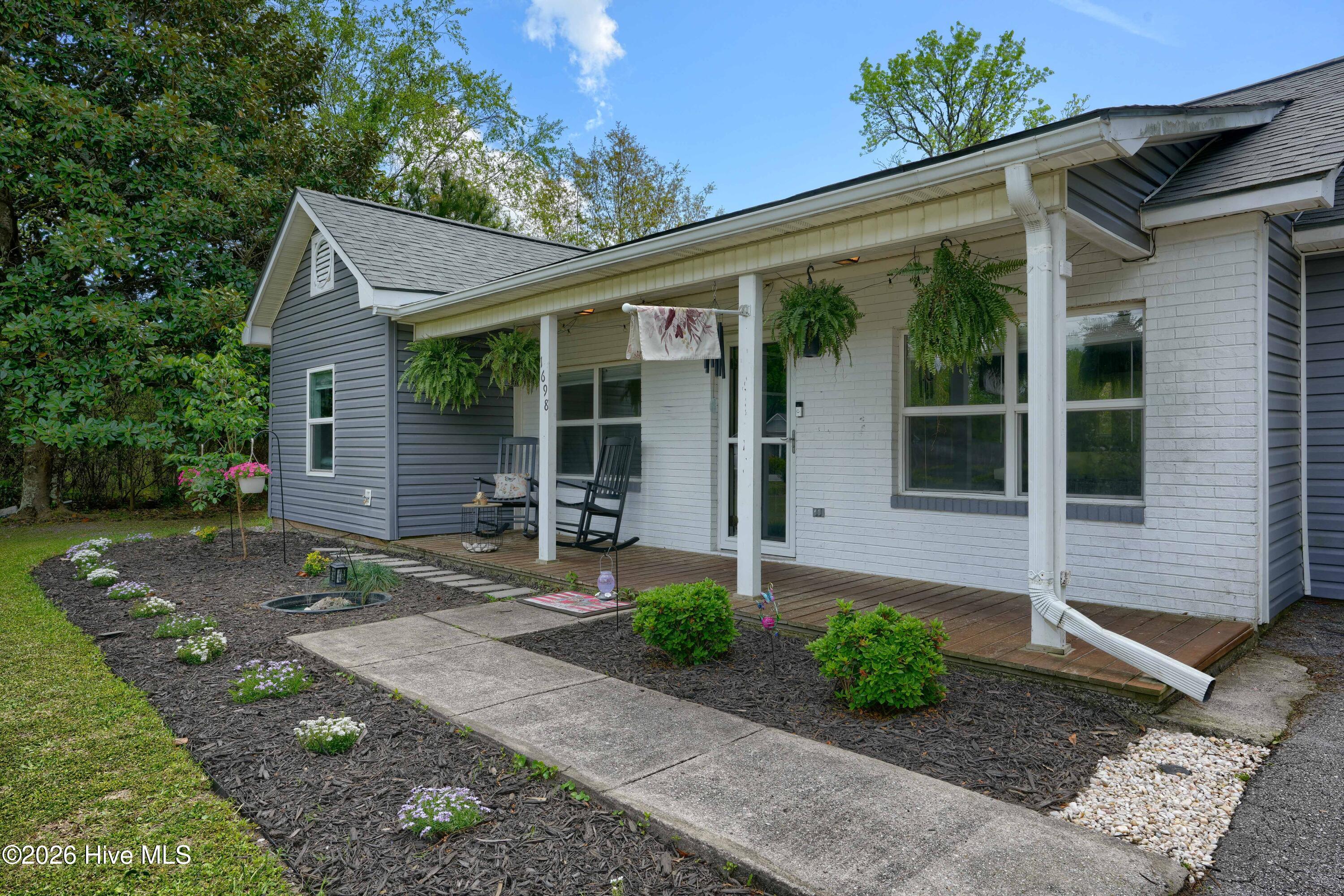 1698 Old Folkstone Road