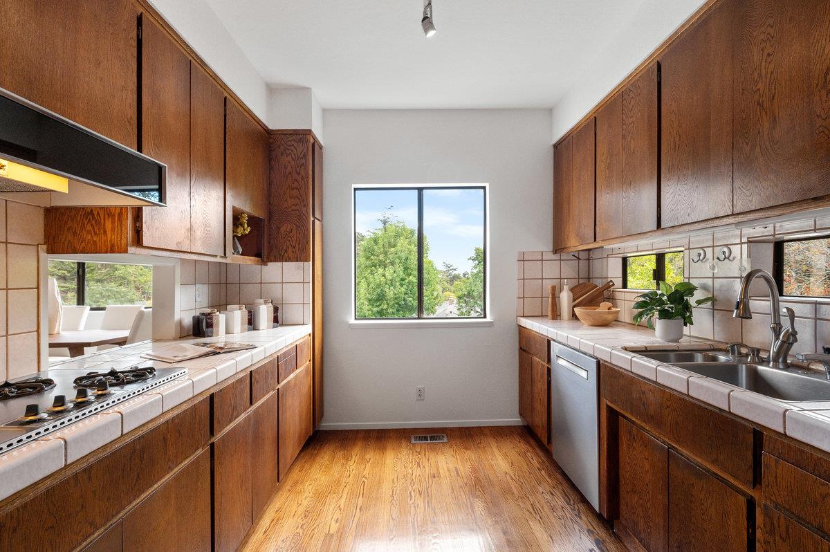 901 Laurelwood Drive