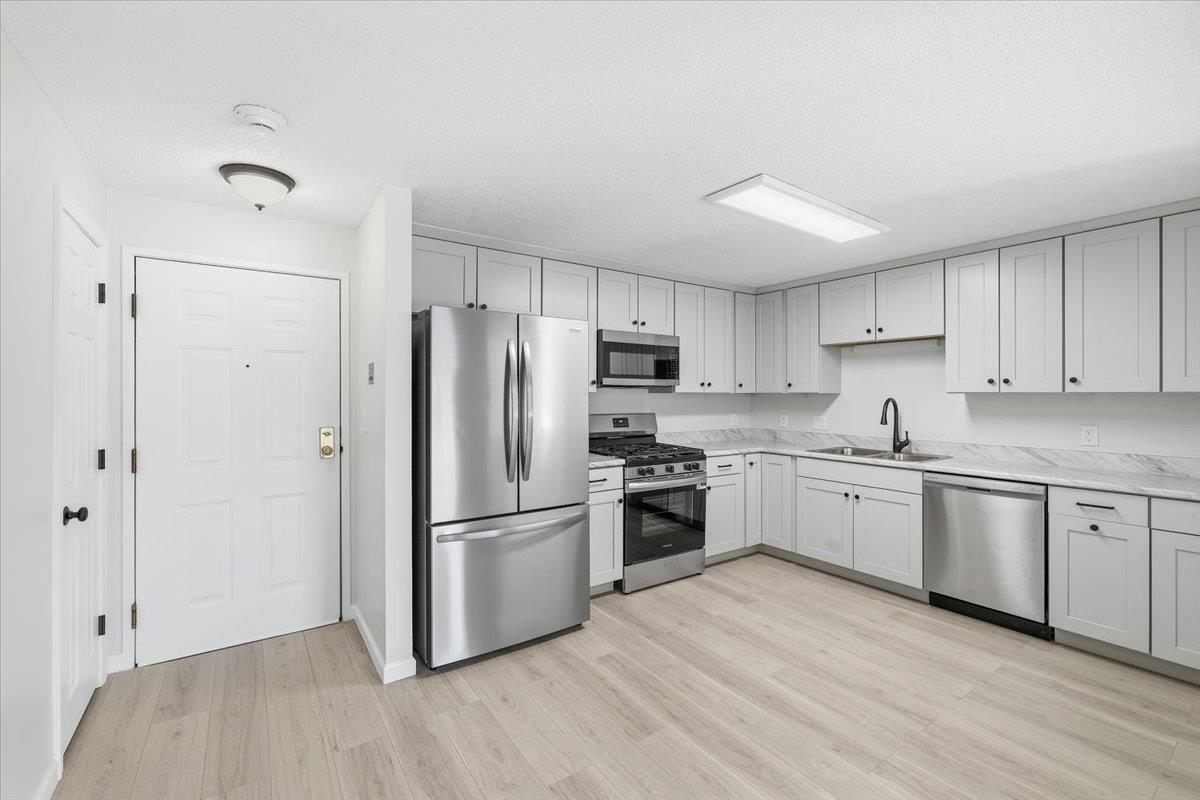 4 Knightsbridge Drive Unit: 206