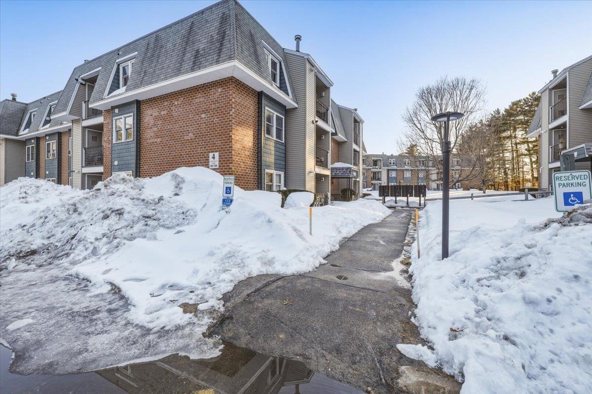 4 Knightsbridge Drive Unit: 206