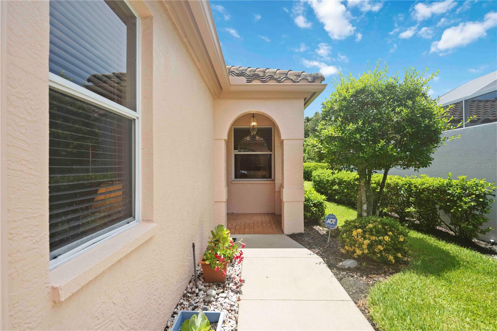 3852 AMAPOLA LN
