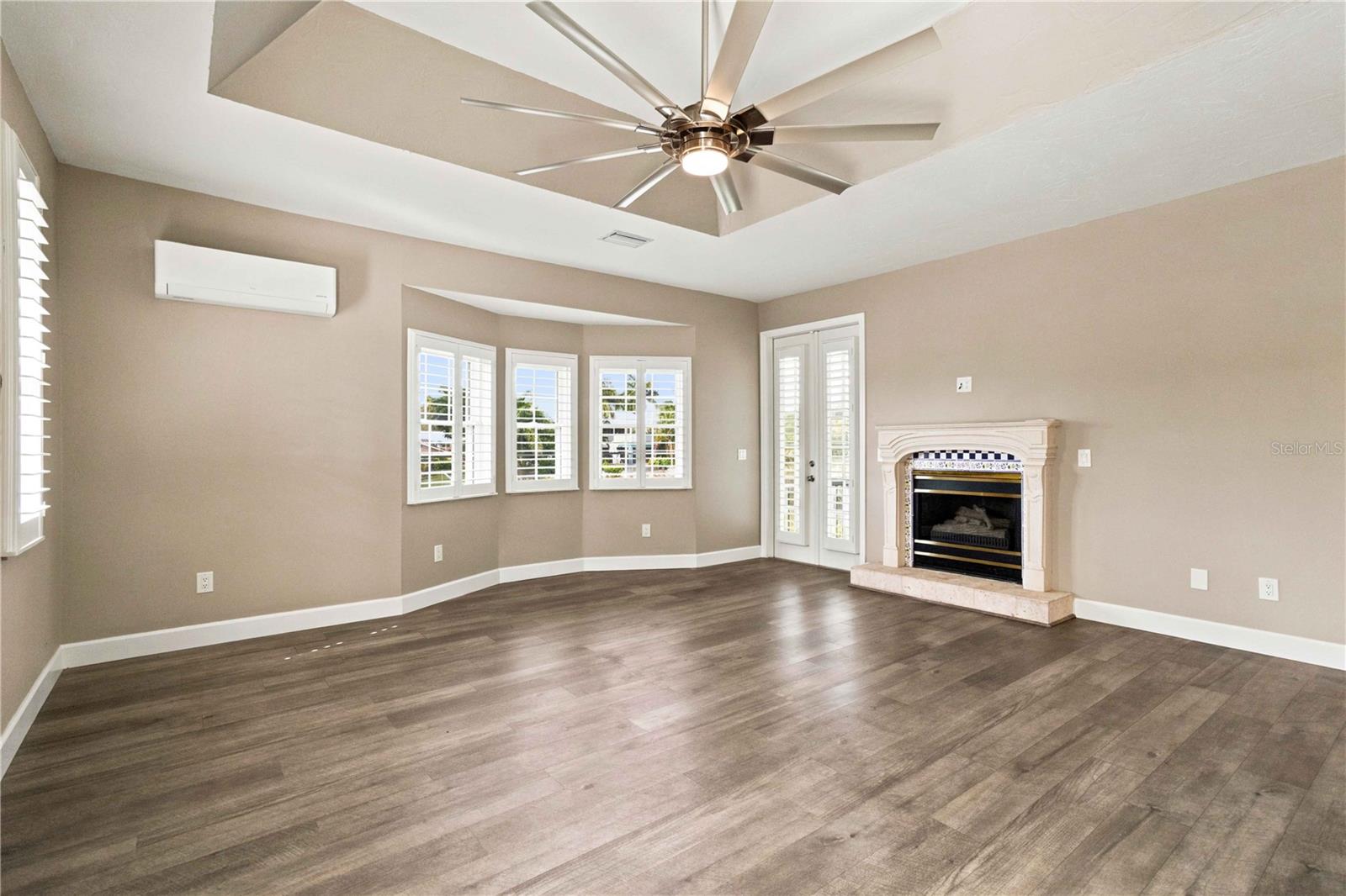 5544 DINAH LN