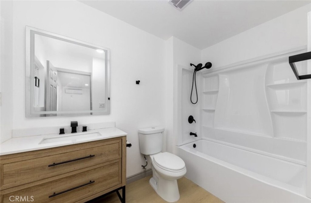 10 1/2 W Trafford Street