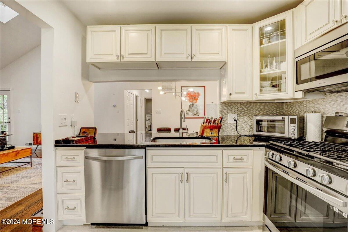 208 Commons Drive, 8
