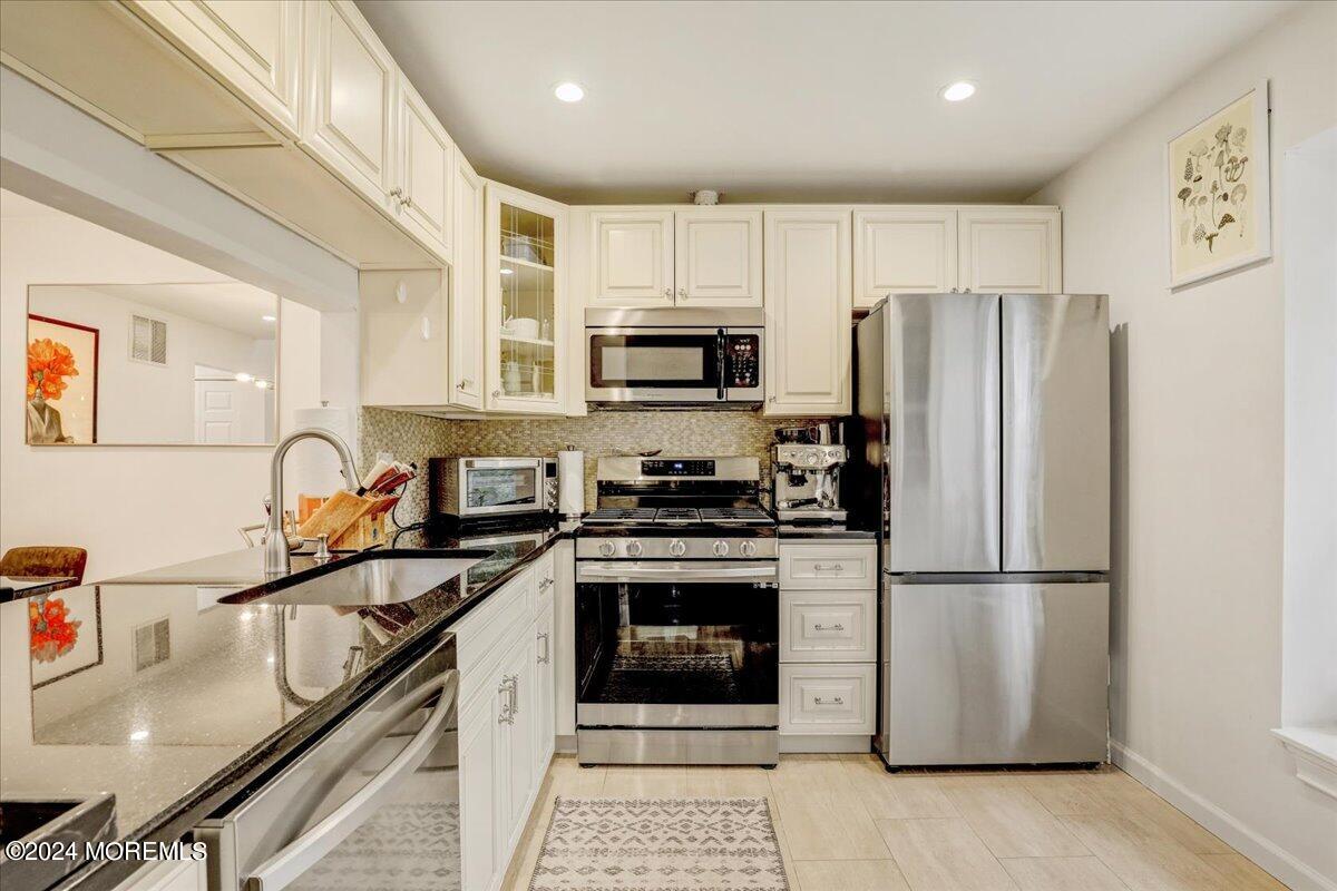 208 Commons Drive, 8