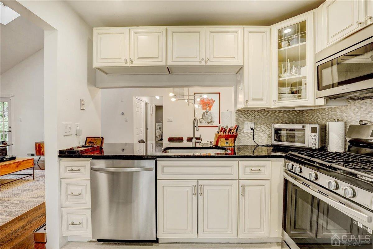 208 COMMONS AT KINGSWOOD DRIVE Drive