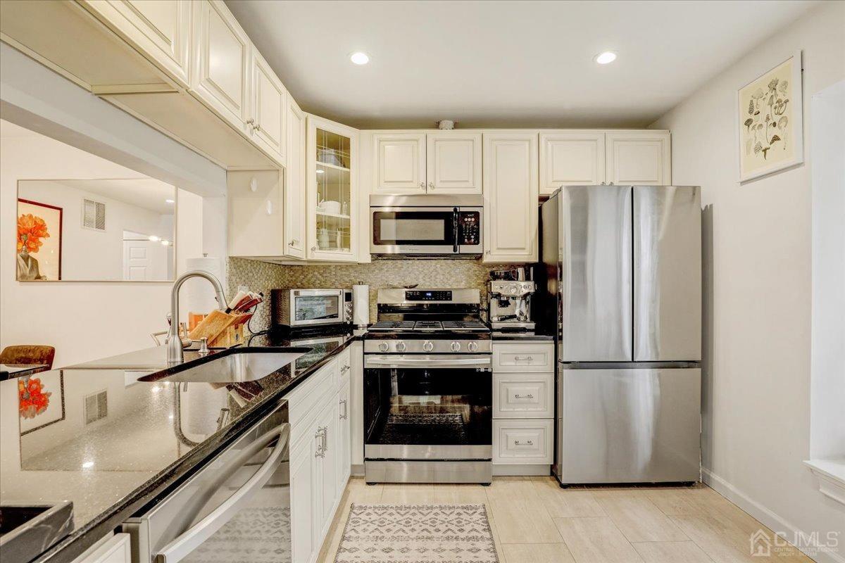 208 COMMONS AT KINGSWOOD DRIVE Drive