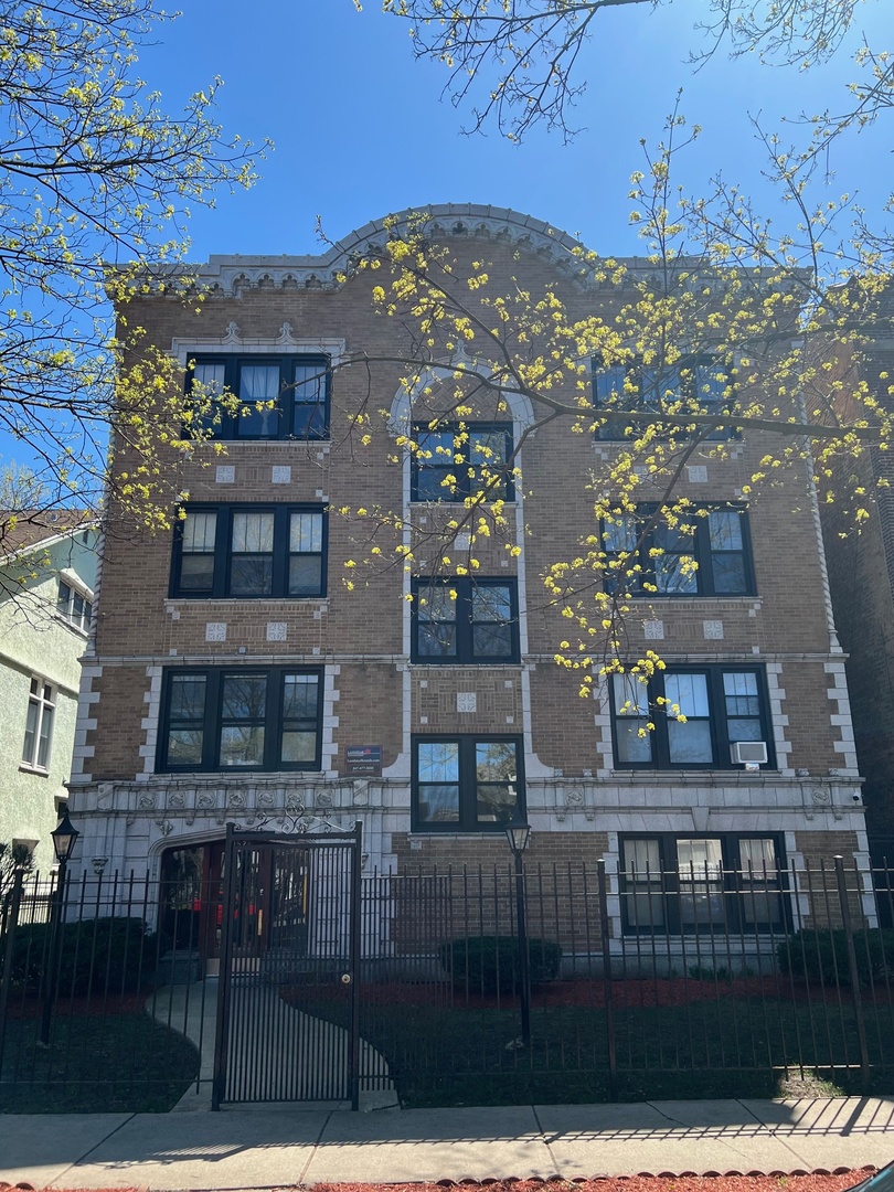 1525 W Estes Avenue Unit: B1