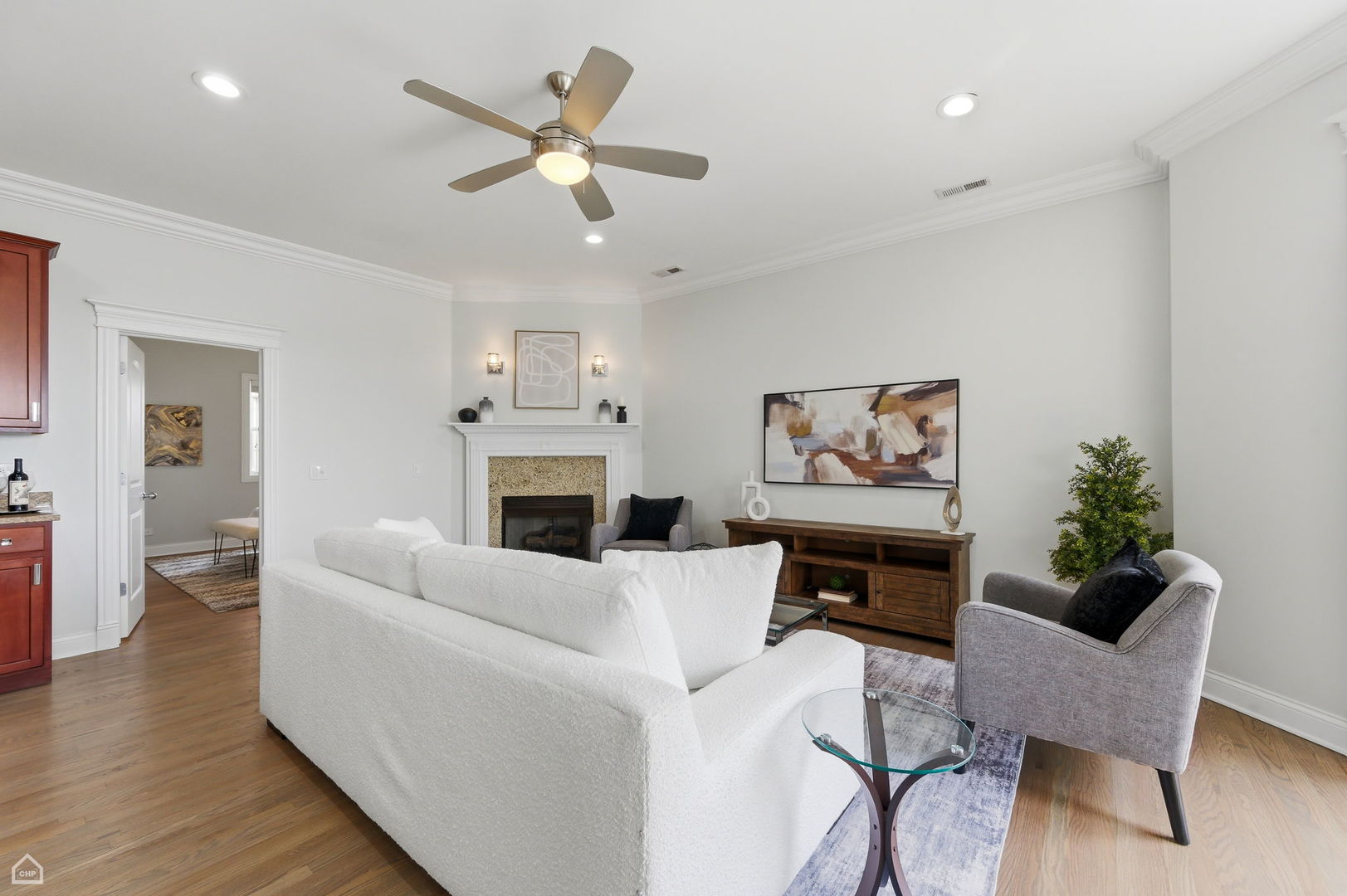 4705 S Champlain Avenue Unit: 404