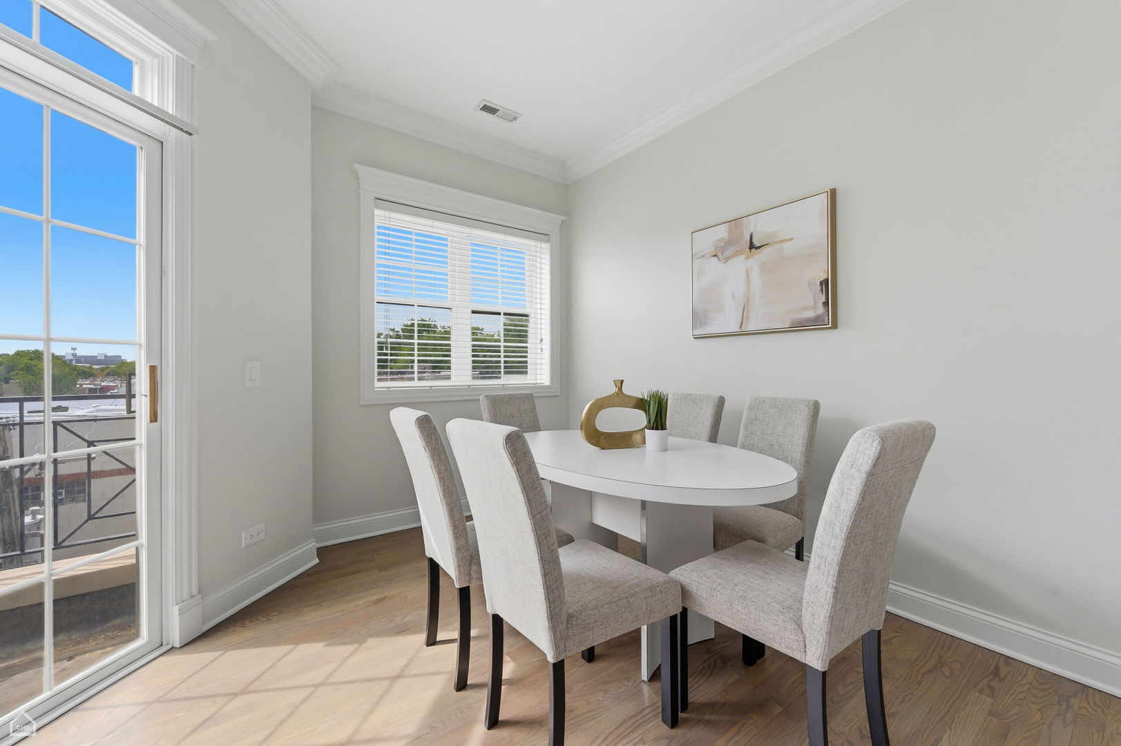 4705 S Champlain Avenue Unit: 404