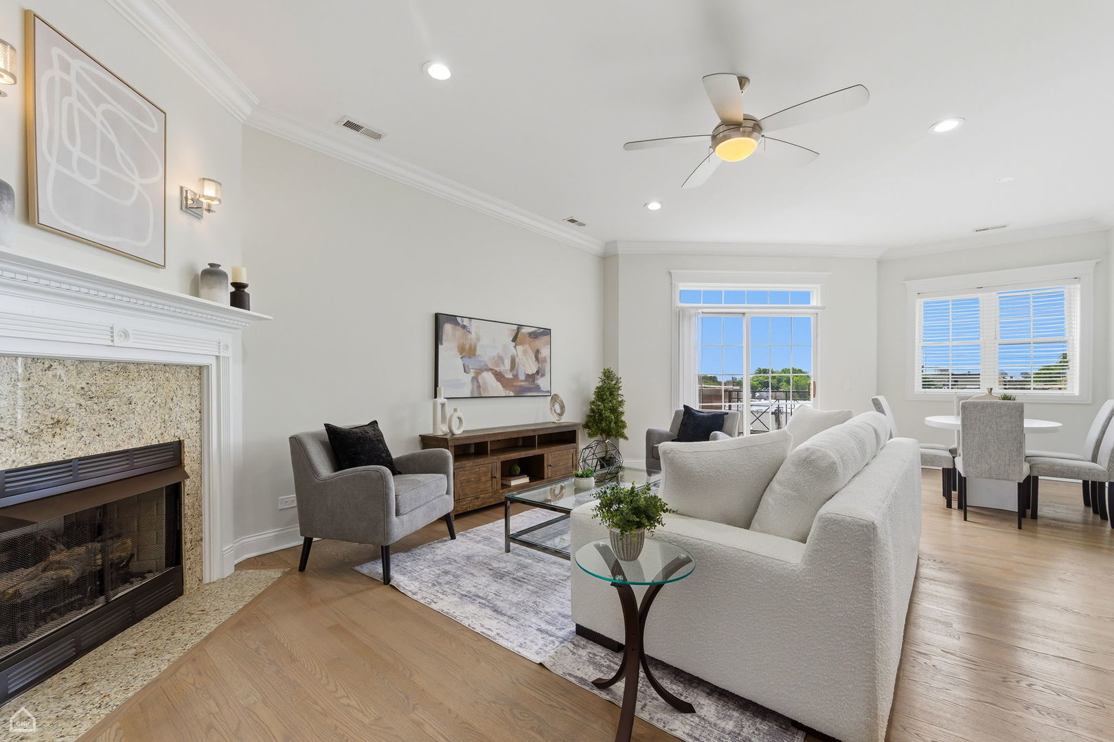 4705 S Champlain Avenue Unit: 404