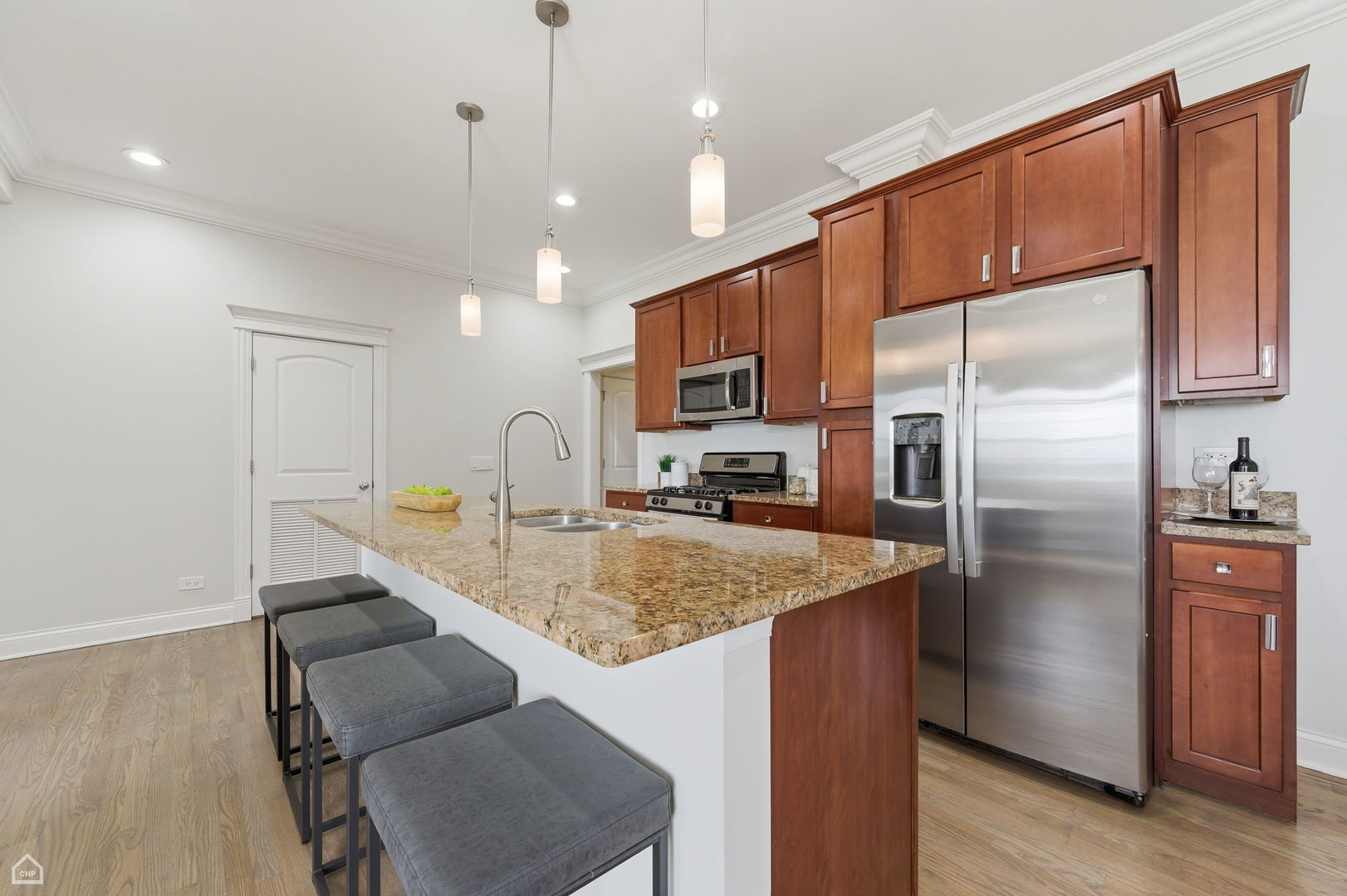 4705 S Champlain Avenue Unit: 404