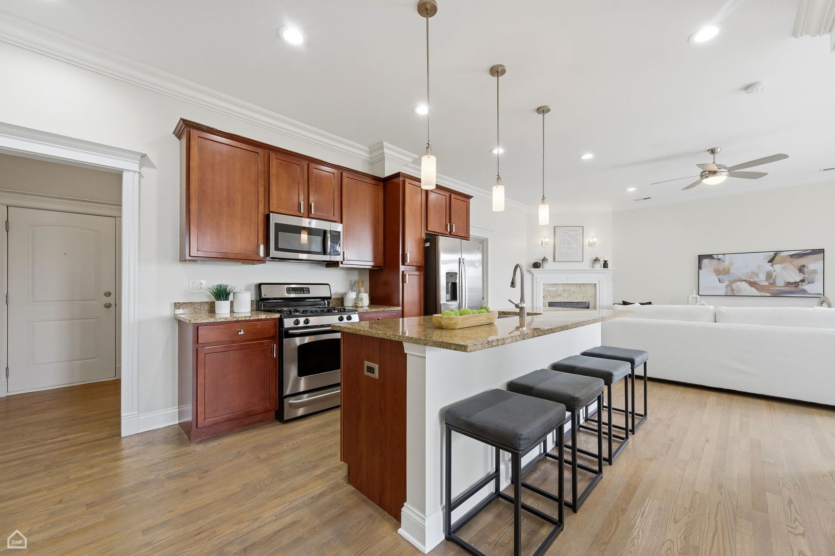 4705 S Champlain Avenue Unit: 404