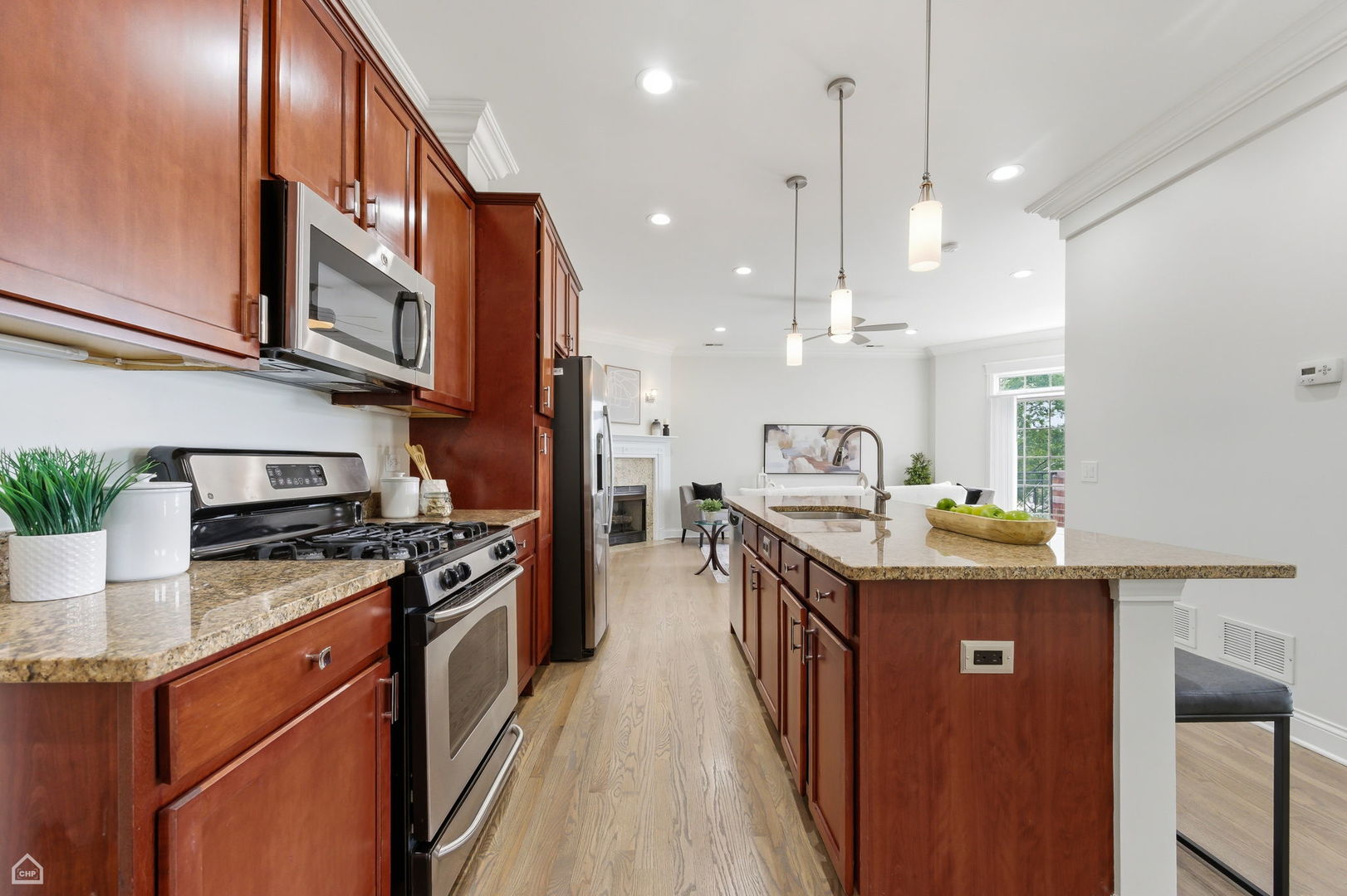 4705 S Champlain Avenue Unit: 404