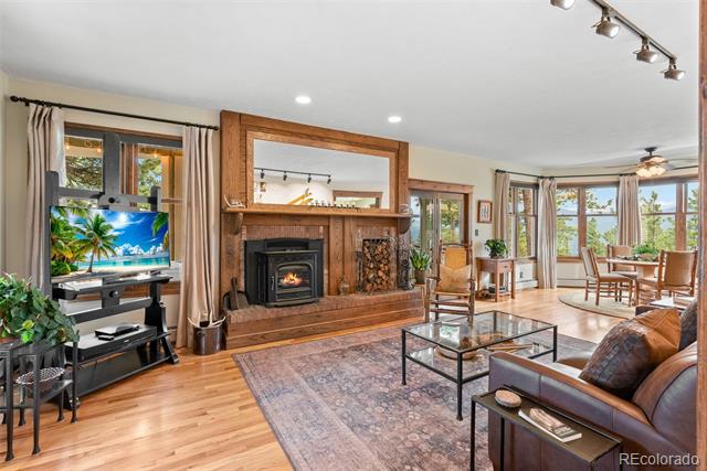 220 Ravenswood Court