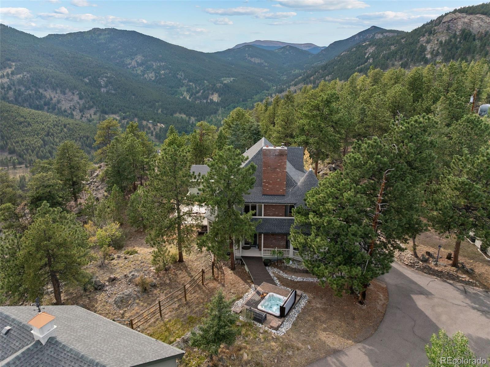 220 Ravenswood Court
