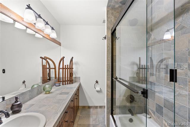 220 Ravenswood Court