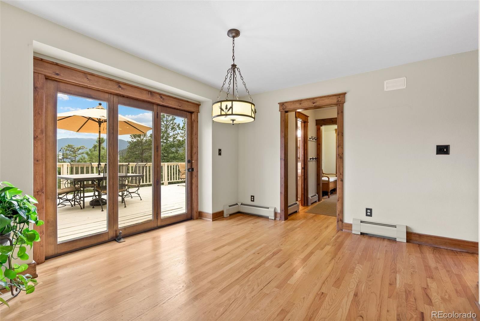220 Ravenswood Court